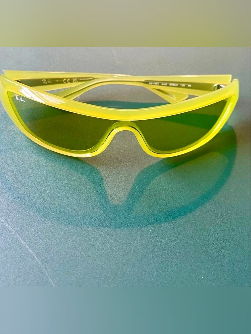 Ray-Ban RB4432 Izaz
Geometric Apple Green Sunglasses